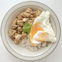 ไก่รวนน้ำปลา ไข่ดาว ราดข้าว