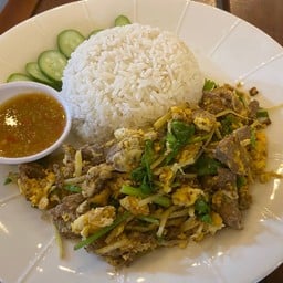 ข้าวราดผัดไข่เนื้อชิ้น
