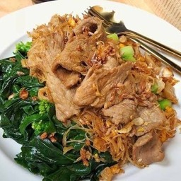 ผัดซีอิ๊วหมูหมักเส้นหมี่