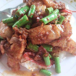 ข้าวพริกแกงหมูกรอบ