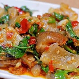 ผัดเครื่องแกงหนังหมู (กับแกล้ม)