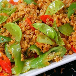 ผัดเครื่องแกงหมูสับ (กับแกล้ม)