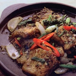 เนื้อปลากระพงผัดพริกไทยดำ (ทวีชัย)