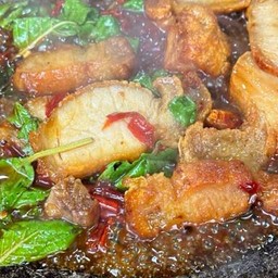 กระเพราหมูกรอบกับข้าว
