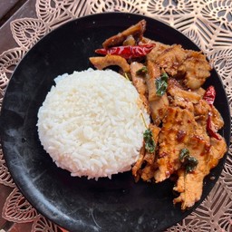 ข้าวกระเพราคอหมูย่าง