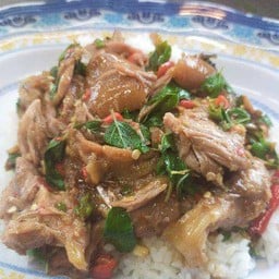 ข้าวกะเพราขาหมู