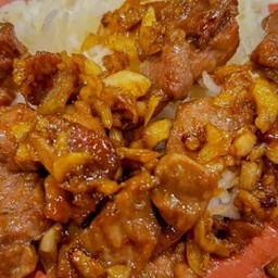 ข้าวหมูกระเทียม