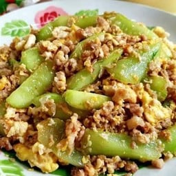 ผัดแตงกวาใส่ไข่ใส่หมูสับราดข้าว