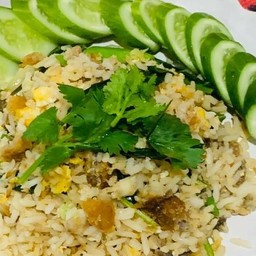 ข้าวผัด เนื้อปลานิลทอด