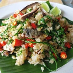 ข้าวผัดกะปิปลาทูชะอม