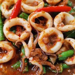 ผัดพริกแกงปลาหมึก