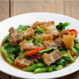 ผัดคะน้าหมูกรอบราดข้าว