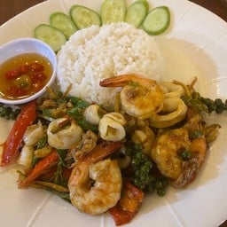 ข้าวราดผัดฉ่าทะเล (กุ้ง+หมึก)