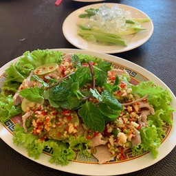 หมูมะนาวก้านคะน้าสด