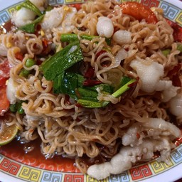 ตำมาม่าตีนไก่