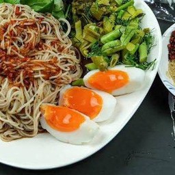 ข้าวปุ้นซาวน้ำปลาร้า + ไข่ต้ม