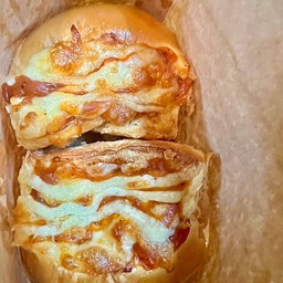 ปังแพกลมพิซซ่าหน้าดับเบิ้ลชีส 2 ลูกอิ่มจอด 60฿