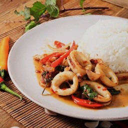 ข้าวกระเพราปลาหมึก