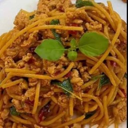 สปาเก็ตตี้กะเพราเราดข้าว