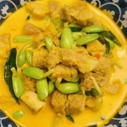 แกงกะทิหมูหน่อเหรียง