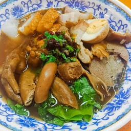ก๋วยจั๊บหมูกรอบ หมูตุ๋น เครื่องในหมู ไก่ตุ๋น