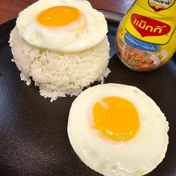 ข้าวไข่ดาวทอดแบบหลุม (ไข่ CP เบอร์1 2 ฟอง) พร้อมซอสแม็กกี้