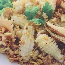 ปลาหมึกทอดกระเทียม