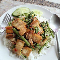 ผักบุ้งหมูกรอบ