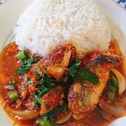 ข้าวเครื่องแกงปลากระป๋อง