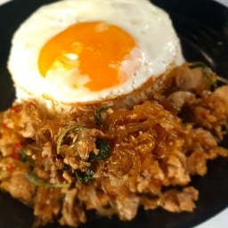 ข้าวกะเพราพริกแห้ง -วุ้นเส้นหมูสับ-ไข่ดาว