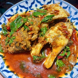 ผัดเผ็ดปลากระพง ใบยี่หร่า