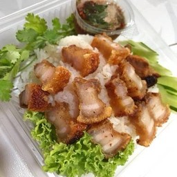 ข้าวหมูกรอบ น้ำจิ้มแจ่ว