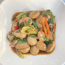 กระเพราลูกชิ้นเนื้อ