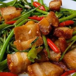 ผัดผักบุ้งไฟแดงหมูกรอบ