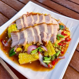 ยำหมูกรอบ