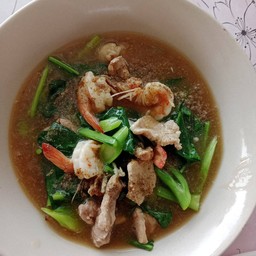 ราดหน้ากุ้งหมูเส้นใหญ่