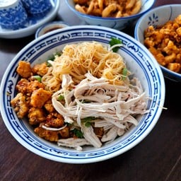 เส้นหมี่คลุกไก่ฉีกน้ำพริกบ๊ะอิ่วโผ๊ะ (น้ำพริกหมูกระจก)