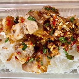 พริกเกลือหมูกรอบไข่ลาวา-ราดข้าว