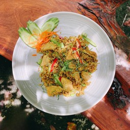 ข้าวคลุกเครื่องแกงใส่ถั่ว