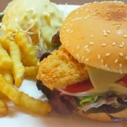 B4 เบอร์เกอร์ปลา+ชีส และเฟรนซ์ฟรายส์ ดูโอ้เชต