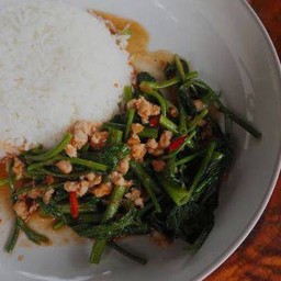 ผัดผักบุ้งราดข้าว