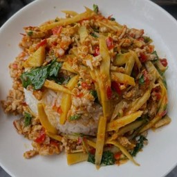 กระเพราไก่หน่อไม้