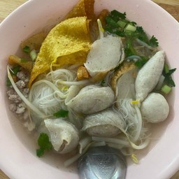 ก๋วยเตี๋ยวหมูน้ำใส ลูกชิ้นรวม