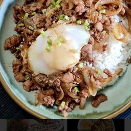 ข้าวหน้าหมูชิ้นผัดซีอิ๊วไข่ดาว