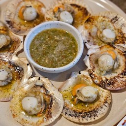 หอยเชลล์ย่างเนยกระเทียม