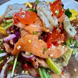 ยำแซลมอน กุ้งสด ไข่แดง