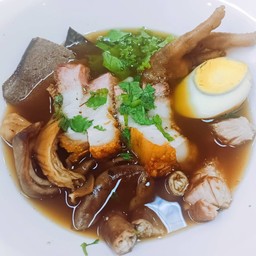 ก๋วยจั๊บเครื่องในหมู
