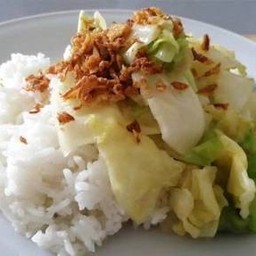 ข้าวราดผัดกะหล่ำปลีน้ำปลา