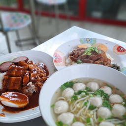 ก๋วยเตี๋ยวลูกชิ้นหมูน้ำใส