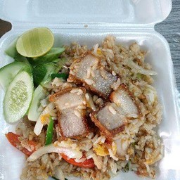 ข้าวผัดหมูกรอบ
